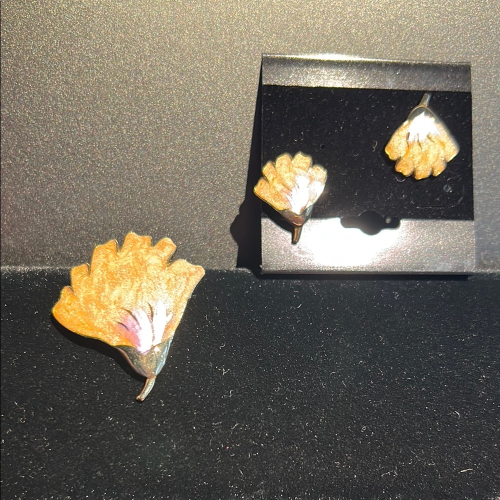 Gold tone and enamel painted brooch & pierced earrings vintage pair. Wearable - Picture 4 of 10
